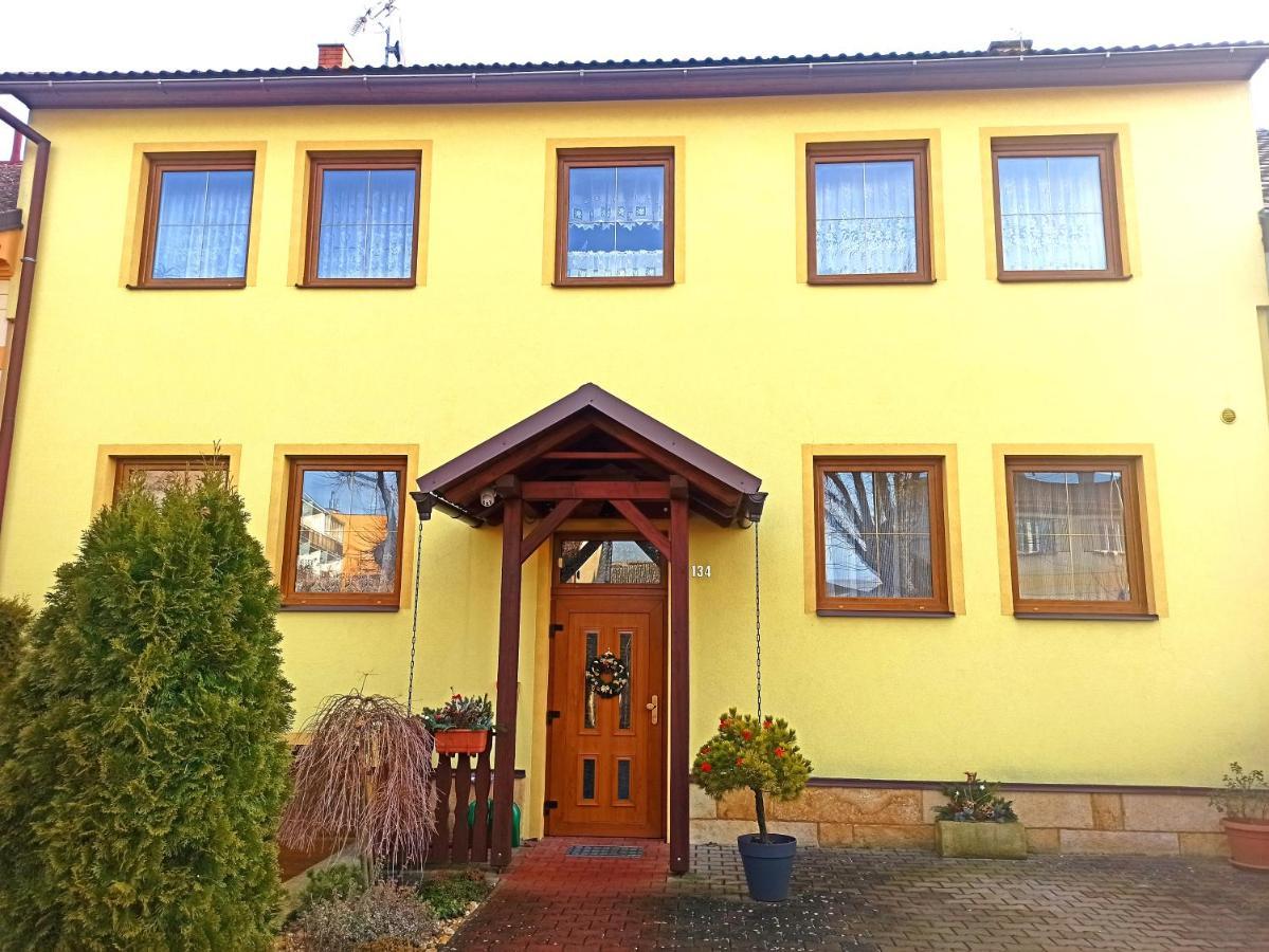 P&P Jicin Apartments - Soukrome 2-3 Luzkove Pokoje S Vlastni Kuchyni A Koupelnou Exterior photo